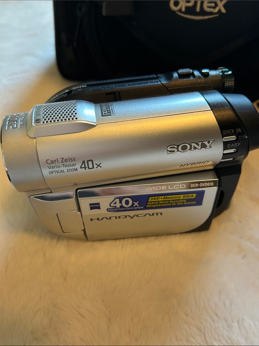 Sony Silver Handycam DCR-DVD610 with 40x Carl Zeiss Zoom